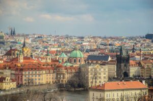 ראשי A beautiful aerial view of Prague's historic cityscape featuring iconic architecture and vibrant rooftops.