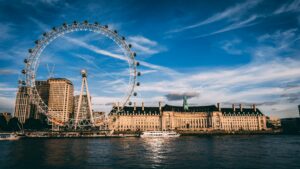 ראשי Stunning London cityscape featuring the London Eye ferris wheel by the River Thames.