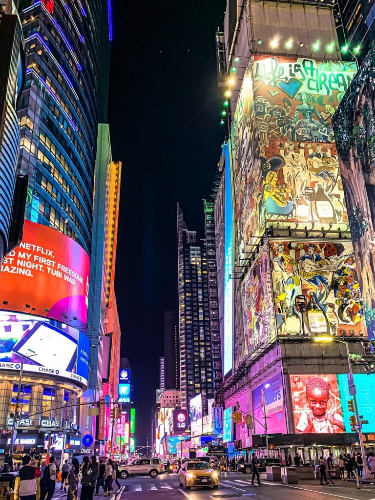ניו יורק למטיילים: המדריך המלא והעדכני new york, time, broadway, ny, manhattan, car wallpapers, cities, america, the skyscraper, york, travel, new, architecture, neon, car, modern, road, tourism, center, street, city, people, light